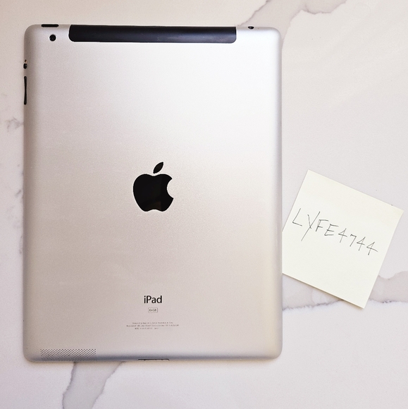 Apple iPad 2 + Charging Cable - Picture 5 of 14